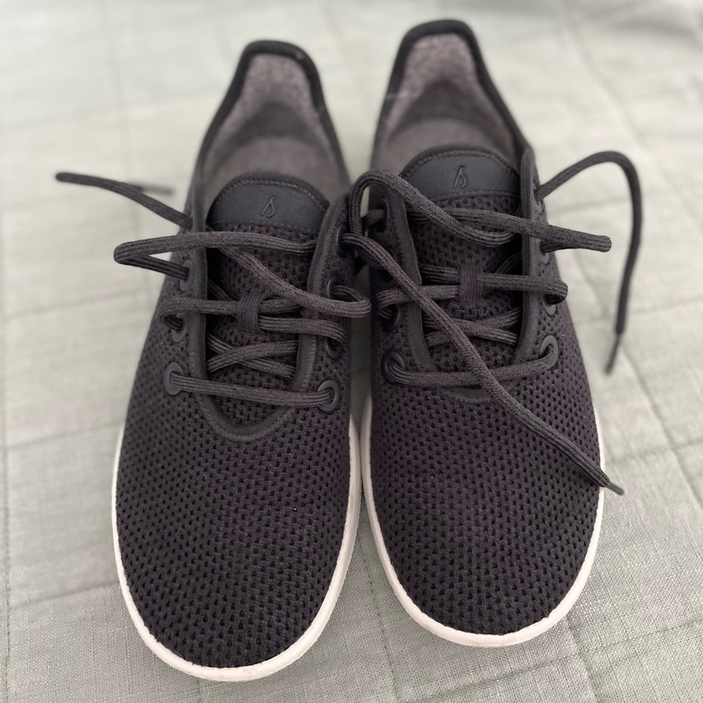 LIKE NEW Allbirds Womens Tree Runner, size 8 in Navy Night.